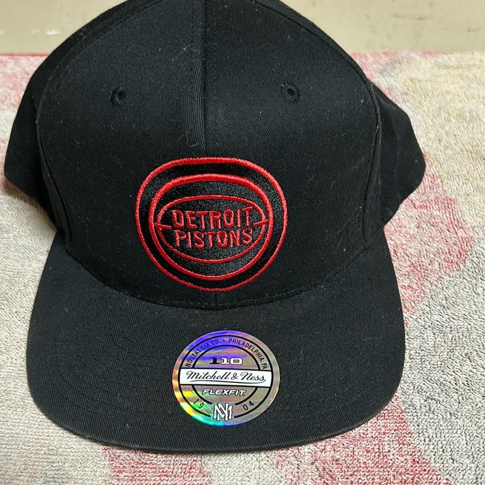 Men’s Detroit pistons cap. Snap back
